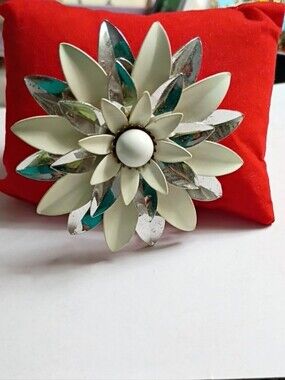 Sarah Coventry Cream & Silver Enamel Flower Vintage Brooch
